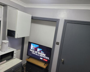 Sleek 2 bedroom flat-sleeps up to 5 guest